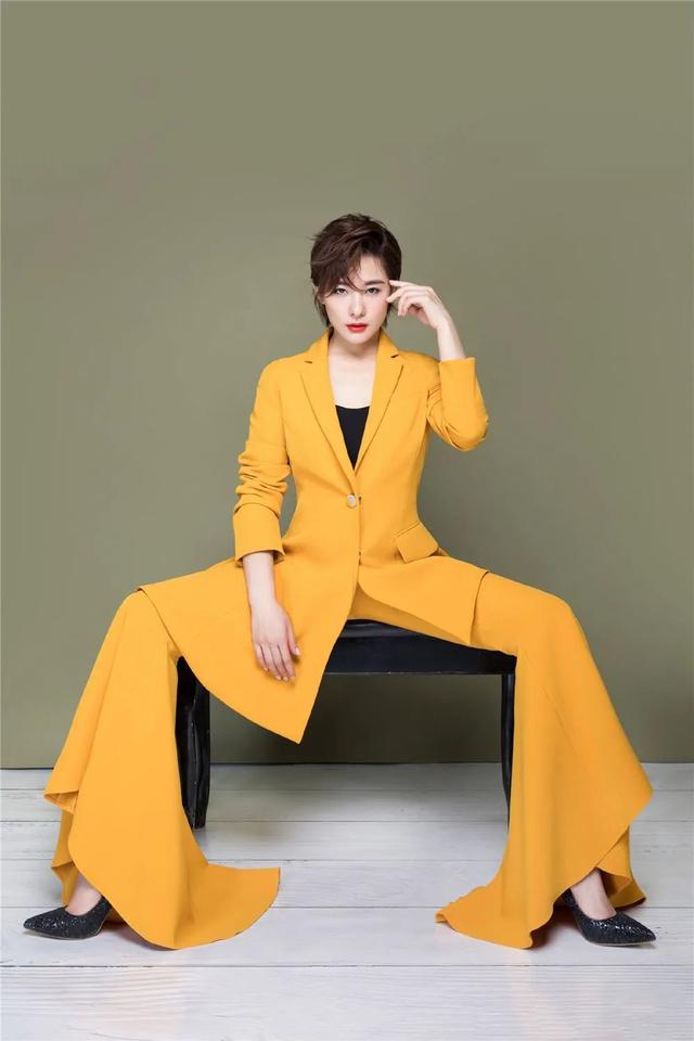 39岁的刘璇气质开挂,印花西服搭配白色半身裙,年轻10岁都不止