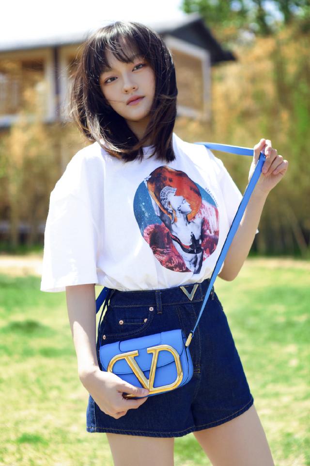文淇这才是17岁少女的模样,穿t恤短裤,配碎骨发青春甜美