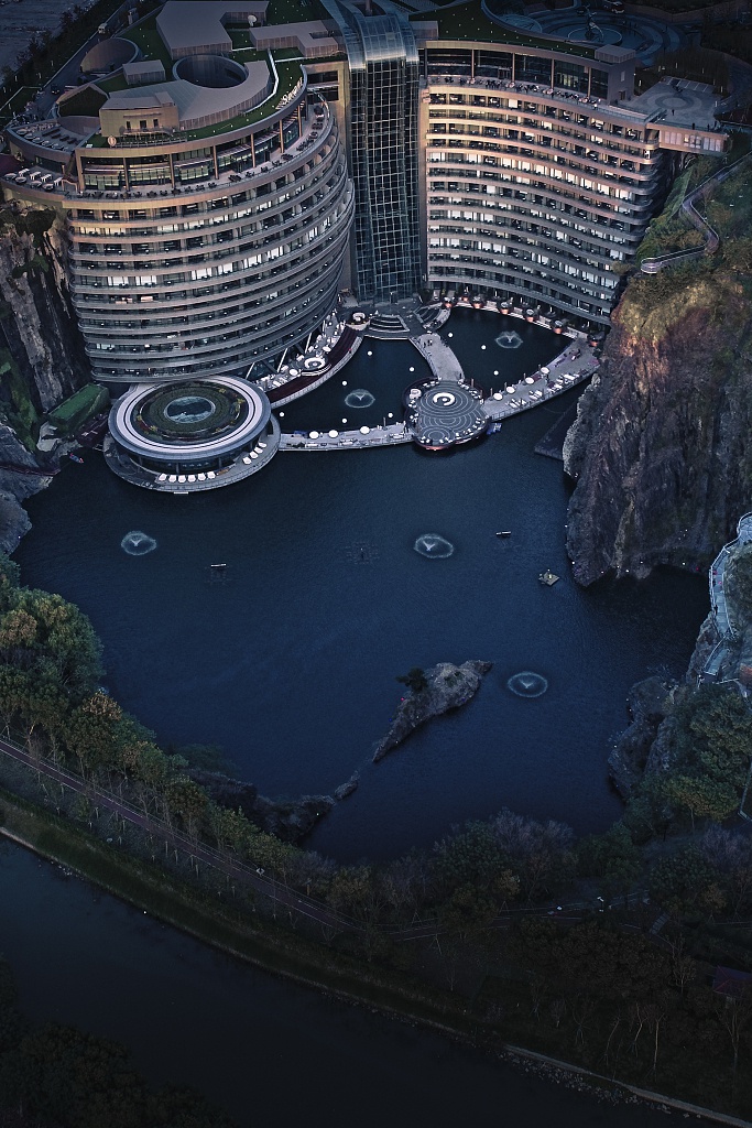 地面88米巨坑中国花20亿填10年造地下酒店如今惊