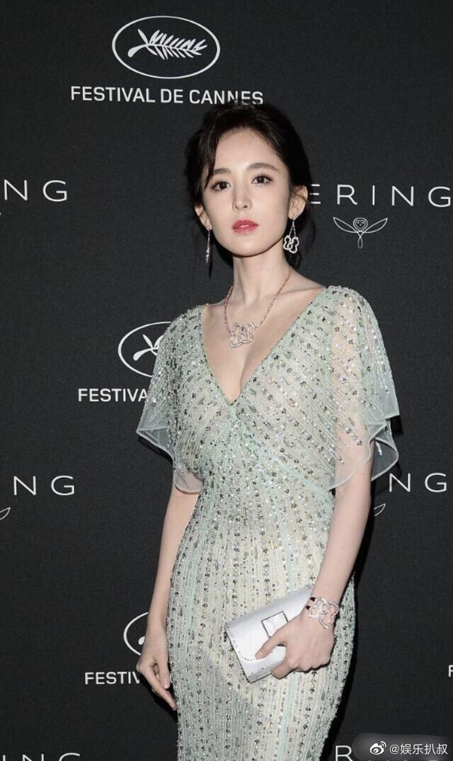 古力娜扎太敢穿了,浅绿色礼服显凹凸丰满,没想到身材这么有料