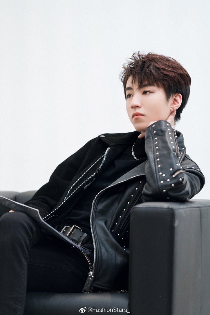 王俊凯满满帅气朋克范儿,搭配项链更贵气不羁