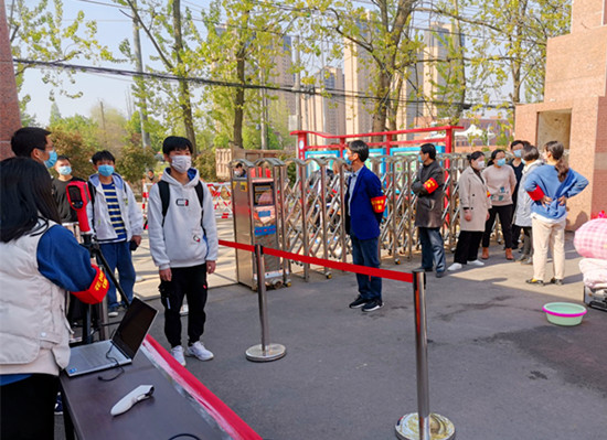 安徽肥西县花岗初级中学把疫情防控科普作为复学第一课