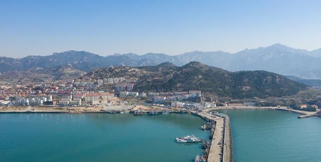 青岛海边的渔港，依山傍海就像旅游景区