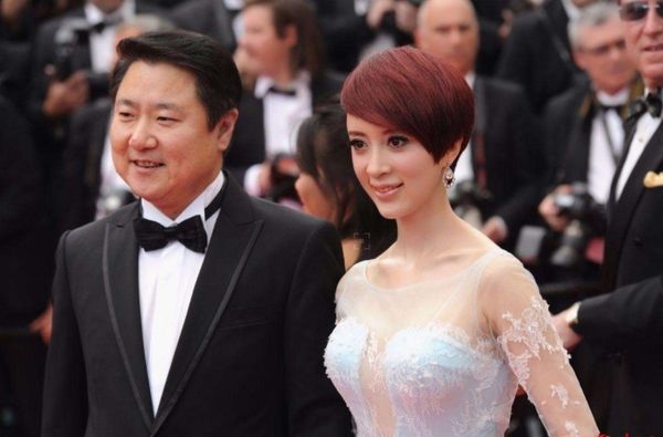 2011年金巧巧就与富豪于冬在一起了,在此之前肯定是有一段"恋爱期"的