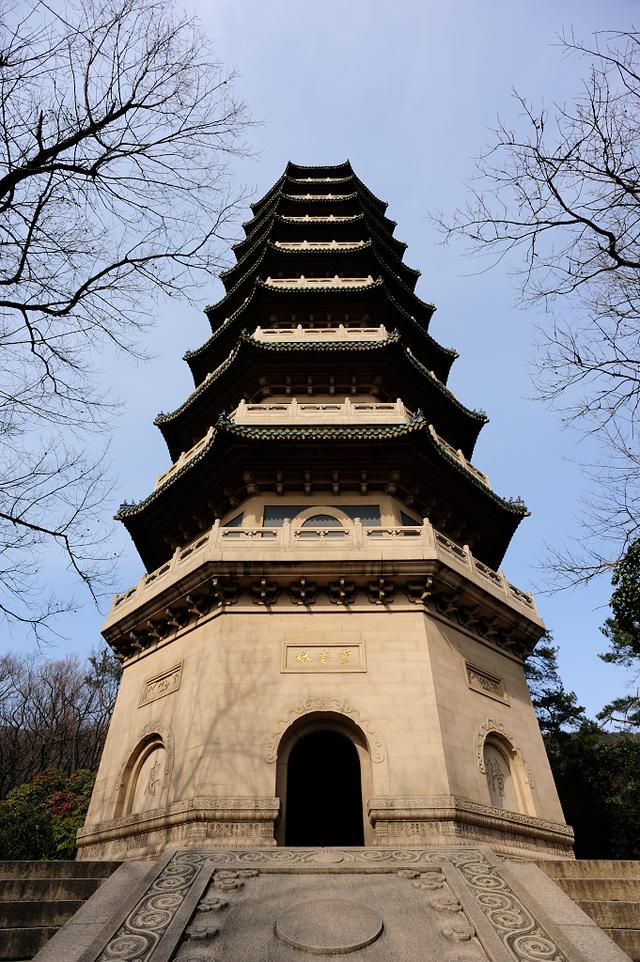 登到灵谷塔的最高层,可将钟山风景区的景色尽收眼底,如果天气好的话还