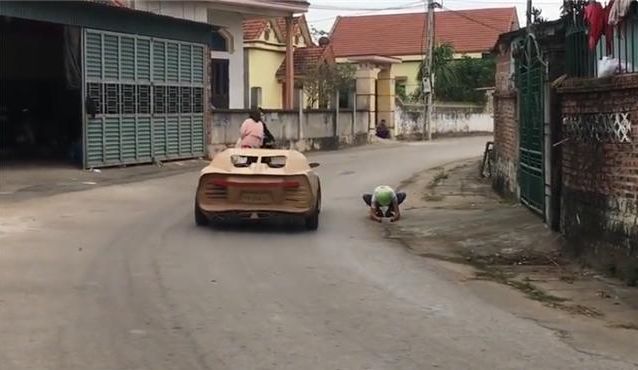 小伙200块造布加迪跑车，搭配“两驱”系统，5个6车牌引人发笑
