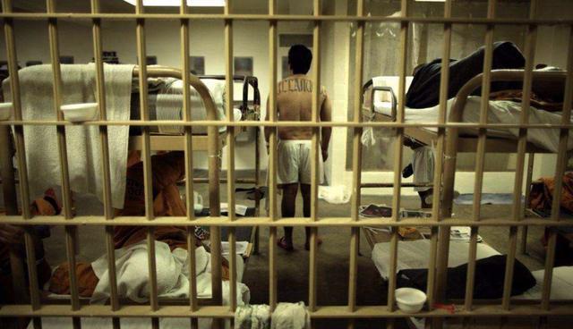 监狱先变成了人间地狱,96%的人无症状感染