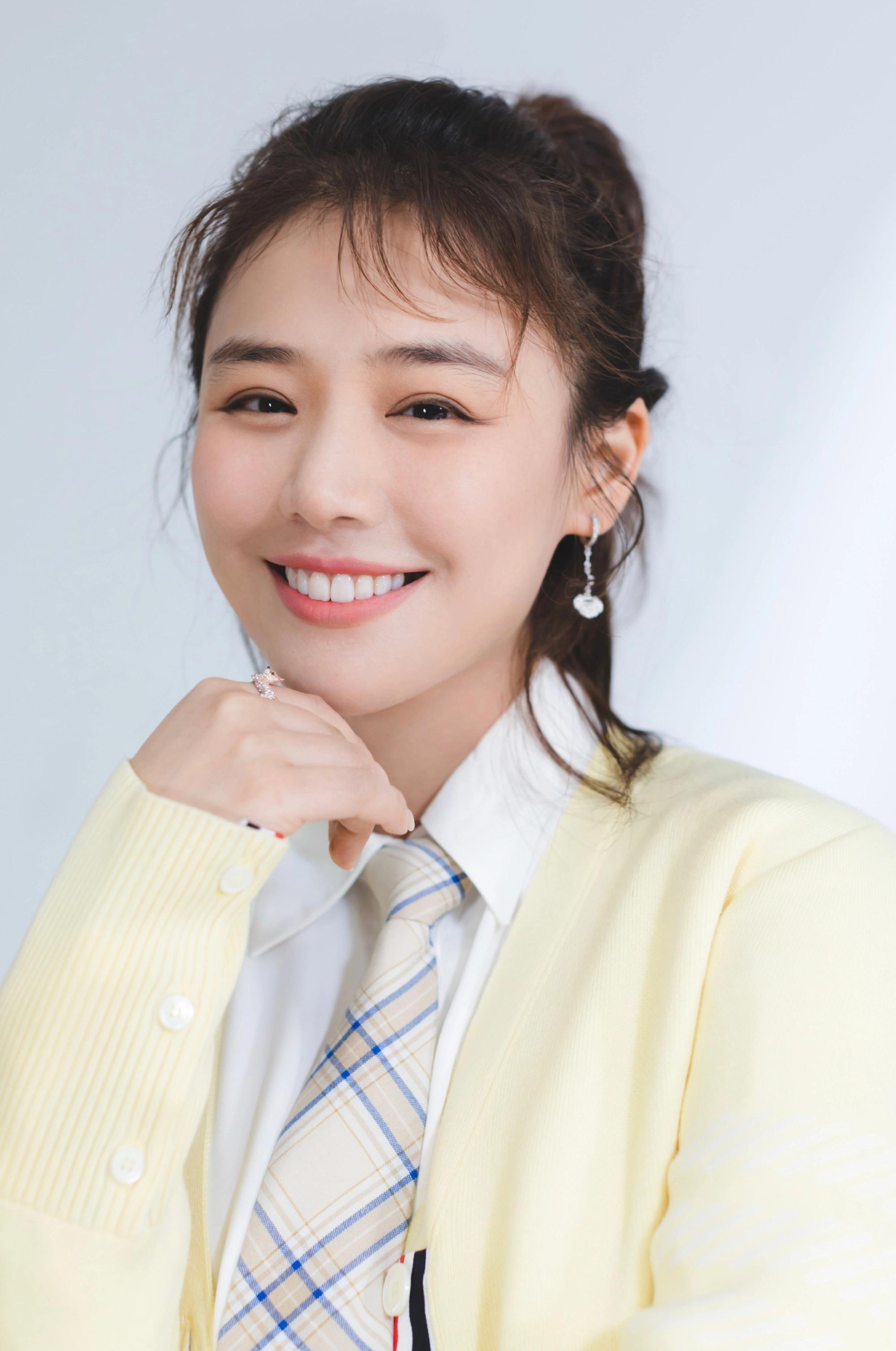 钟楚曦和马思纯合体拍摄封面,她俩的咖位还是有差距的