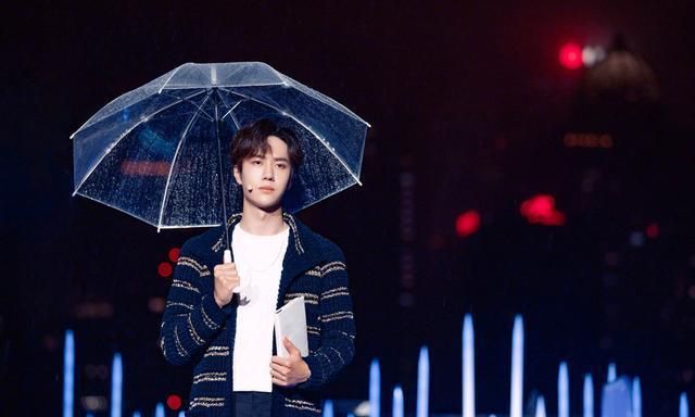 王一博亮相湖南卫视五四晚会做新时代的爱国青年