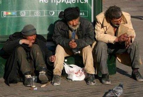 俄罗斯人爱酒到什么程度?街头随处可见酒鬼,政府为此设立醒酒站