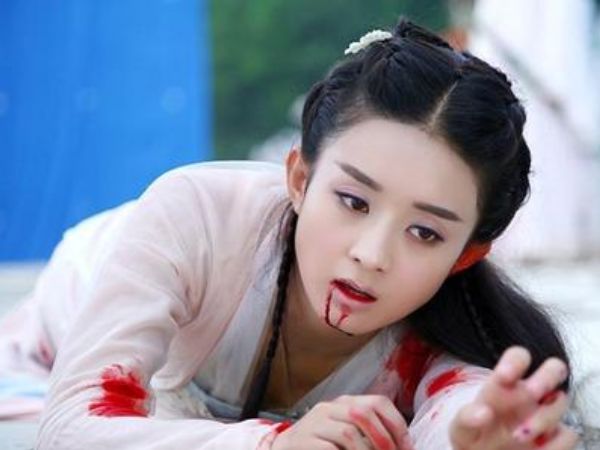 女明星吐血瞬间,赵丽颖唯美,杨幂让人心疼,唯独她:被当表情包