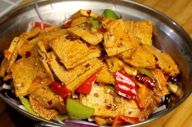 干锅千页豆腐,比烧烤还好吃,孜然洋葱牛肉粒,鲜香下饭美味