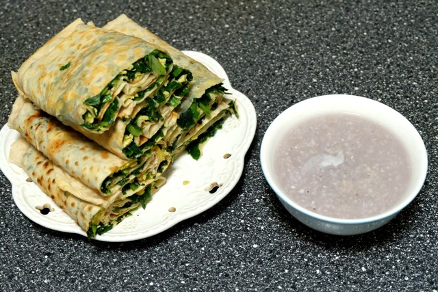 说起菜馍,估计很多地方都有,可以做成很多种馅,但最常做的还是韭菜