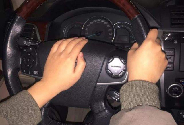 四种握方向盘的姿势决定了车主的开车技术,最后一种请系好安全带