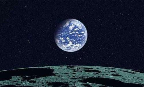 地球上看月亮和太阳差不多大,那从月球上看地球也一样大吗?