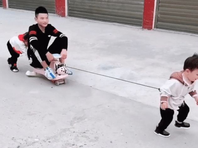 皮得很舅舅以大欺小俩小外甥当牛做马奶奶还有3秒抵达现场