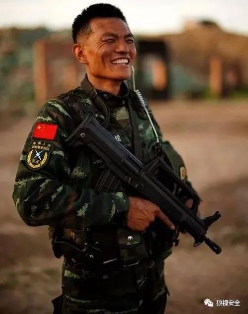 两位兵王同年入伍,均立下一等功,15年后获评"十大忠诚卫士"