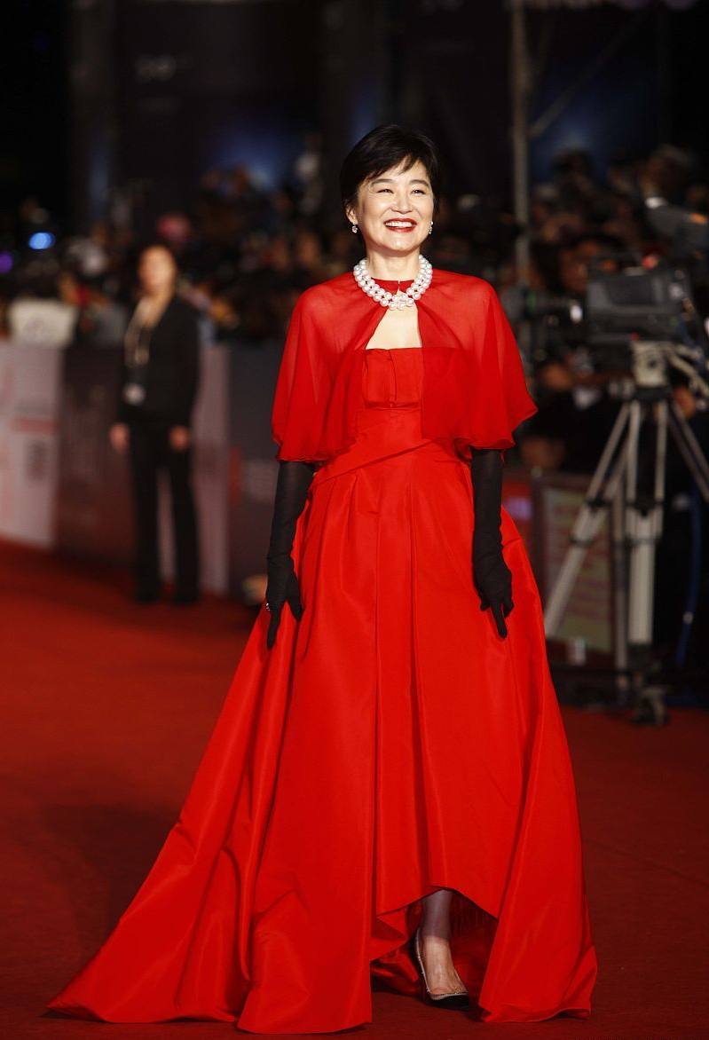 林青霞难得有贵妇造型皮草披肩满脸富态越老越丰满还有小蛮腰