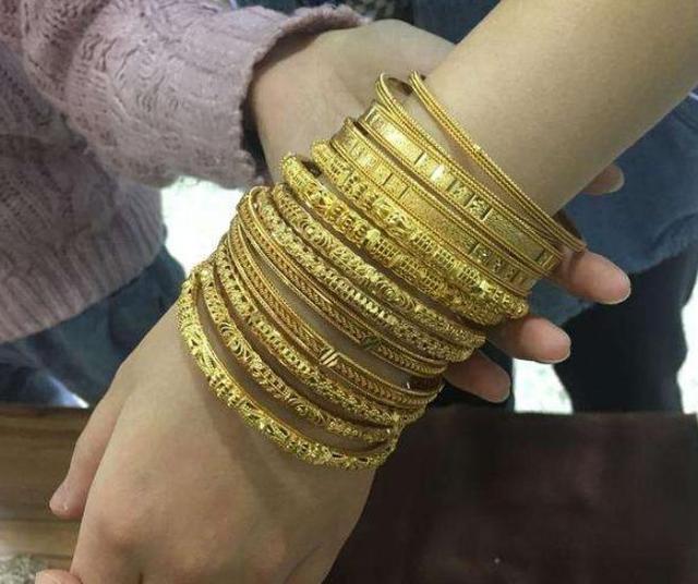 印度人喜爱穿金戴银,却还嫌弃中国人"穷"?网友:自己骗自己