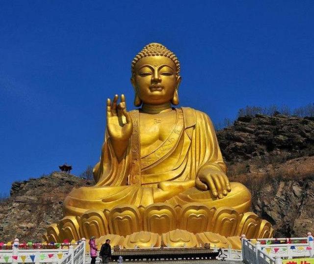 躺在树荫浓密的山上,游客们却不敢靠近|卧佛|游客|佛像_新浪网