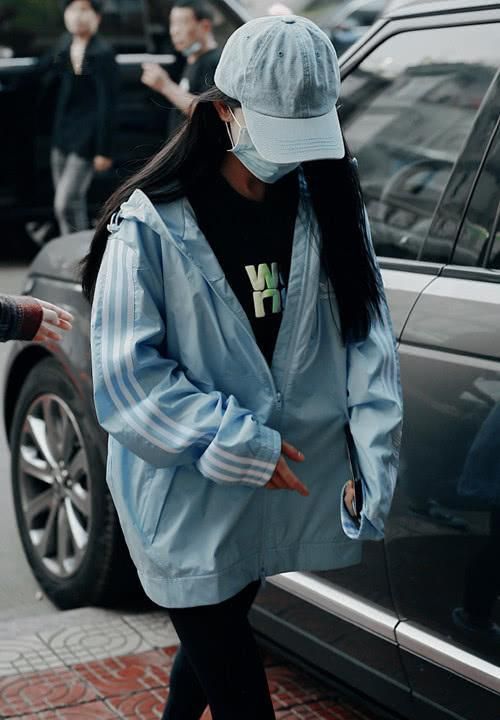 杨幂穿蓝色运动夹克现身,搭黑色铅笔裤,又穿成"少女幂"!