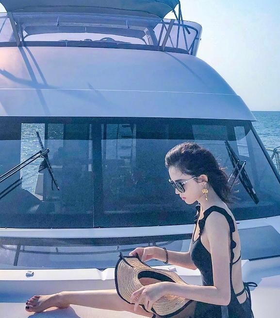 有种"牺牲"叫古力娜扎,为了镜头穿黑色泳衣,美背太耀眼了