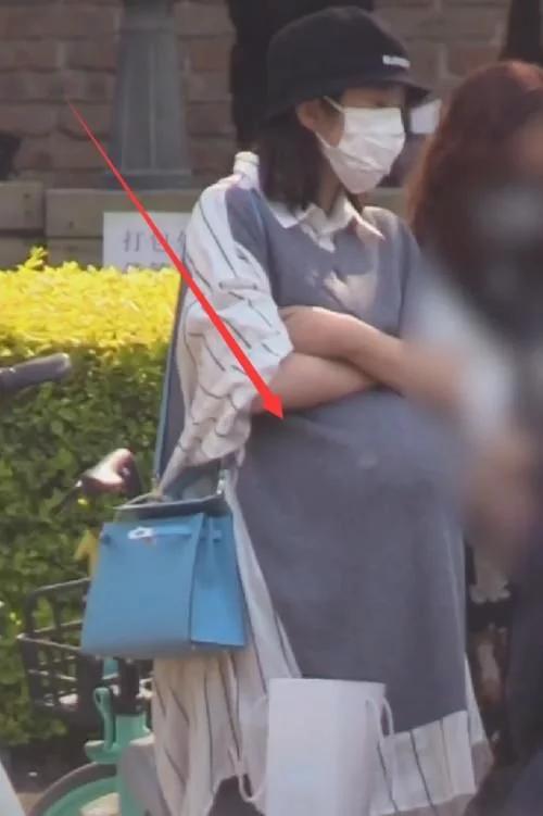 唐艺昕挺大孕肚起身谁注意张若昀咋扶的走不走心一目了然