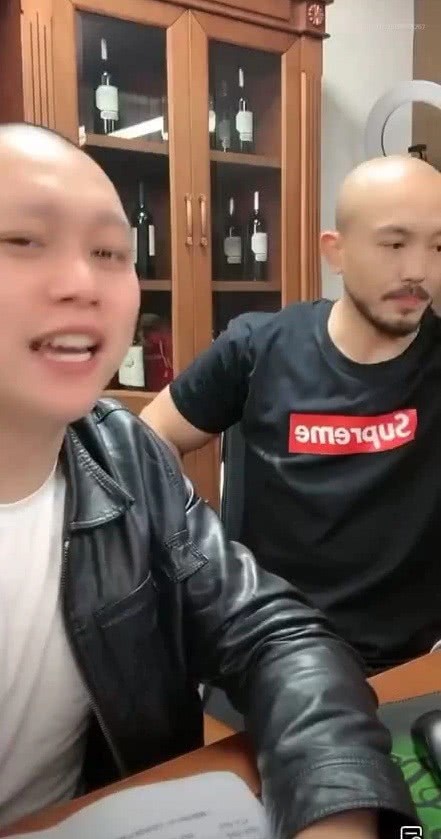 刘二狗的保镖突然出拳"偷袭"一龙,一龙凭借"铁布衫"侥幸逃脱