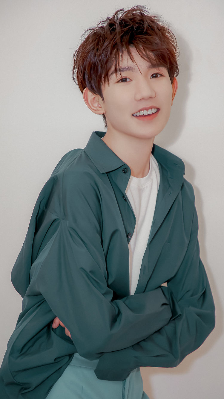 王源最新路照,网友表示看起来更有凌厉感了,越来越帅气