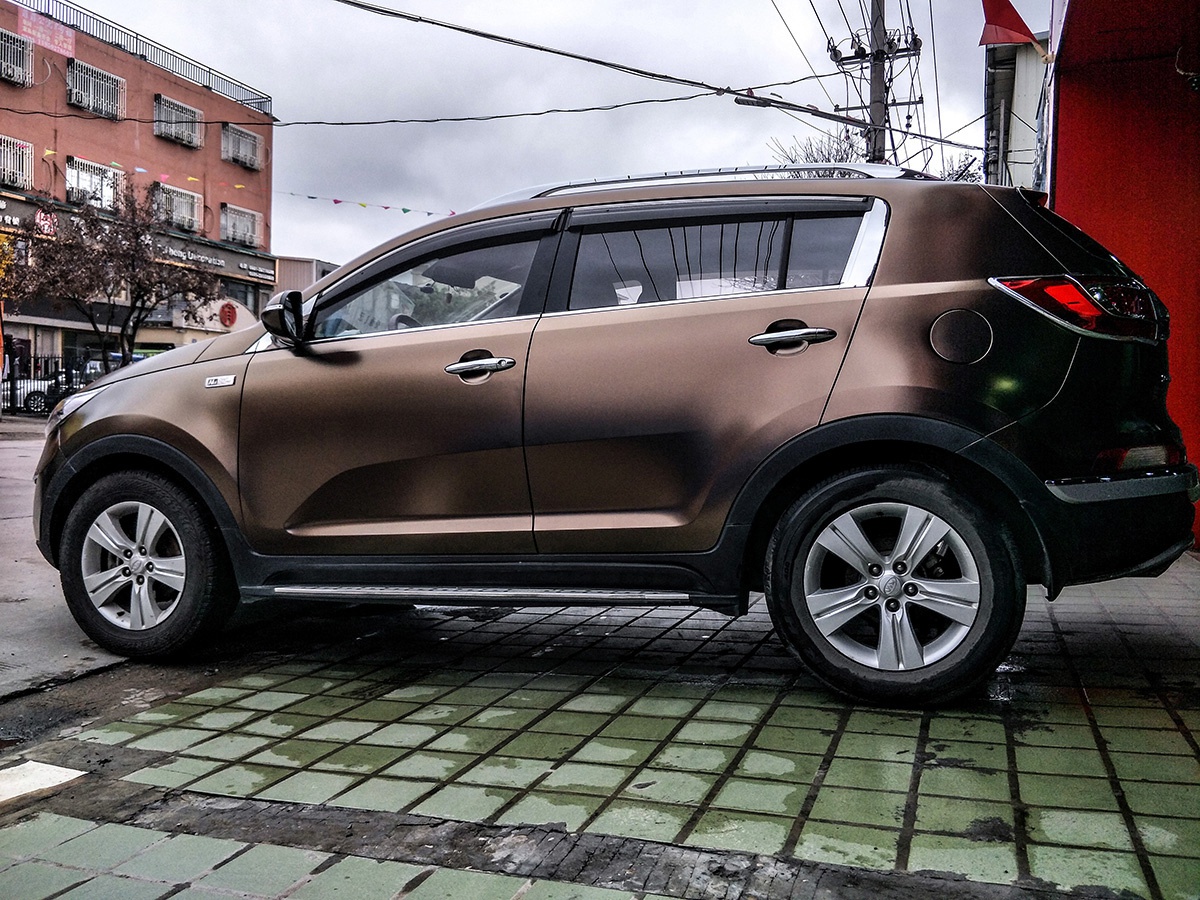 贴膜,小编今天给大家推出的是全网最新的起亚智跑车身改色膜电光咖啡