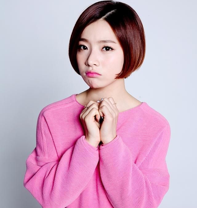 她是新生代抒情女王,回想十年前的出道经历,在节目中痛哭流涕