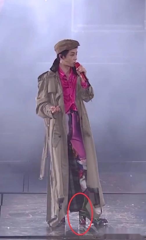 华晨宇为显高有多拼演唱会踩10cm高跟鞋蹦跶女生都自愧不如