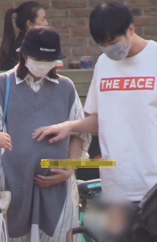 唐艺昕挺大孕肚起身谁注意张若昀咋扶的走不走心一目了然