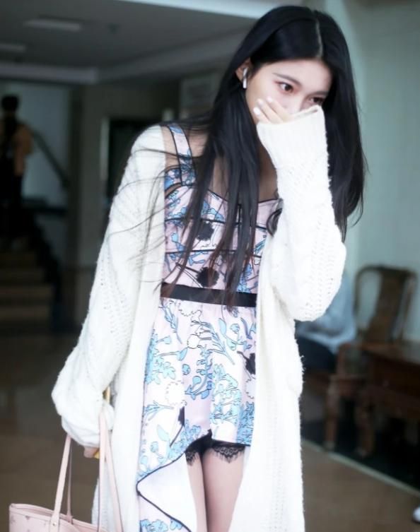 李熙凝太敢了,裙子还没裤子长,秀出"奶棒腿"惹人羡