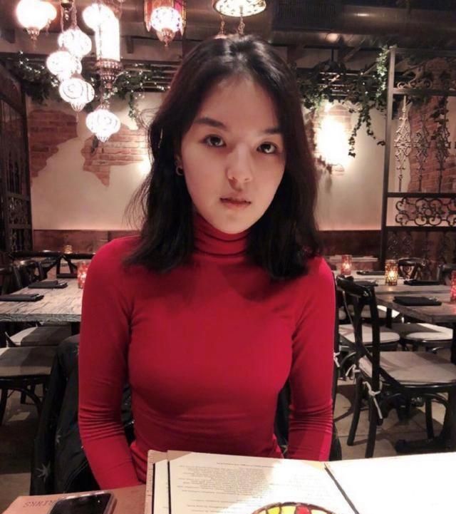 法图麦穿热裤秀长腿,18岁人生开挂,和爸爸在世时判若两人