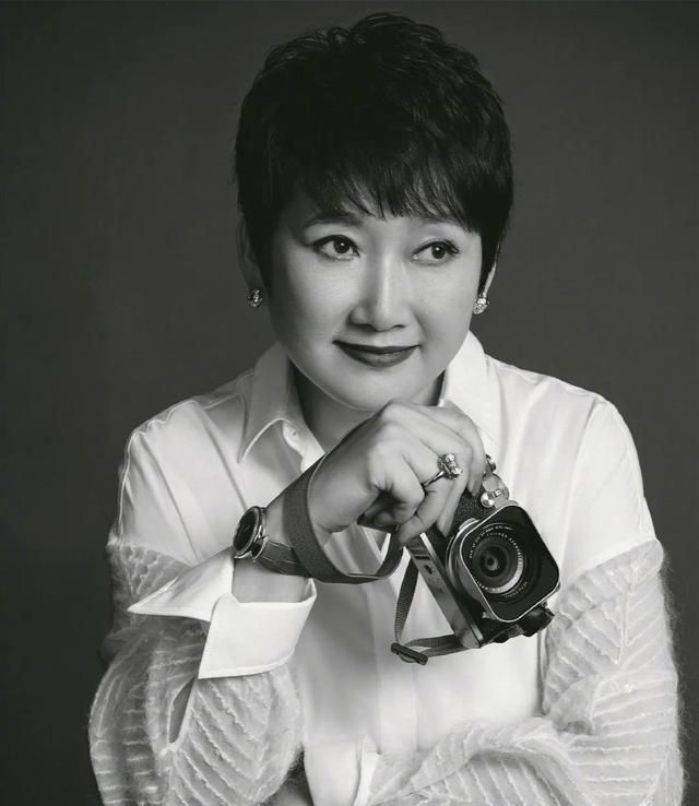 王刚是她前夫,她经历两段婚姻却不愿生子,年过六旬仍不婚不育