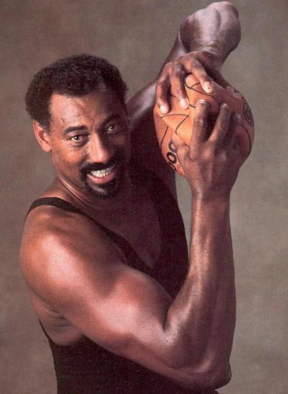 张伯伦的天赋nba独处一档!摸篮筐上沿,捏扁篮球,体型超奥胖