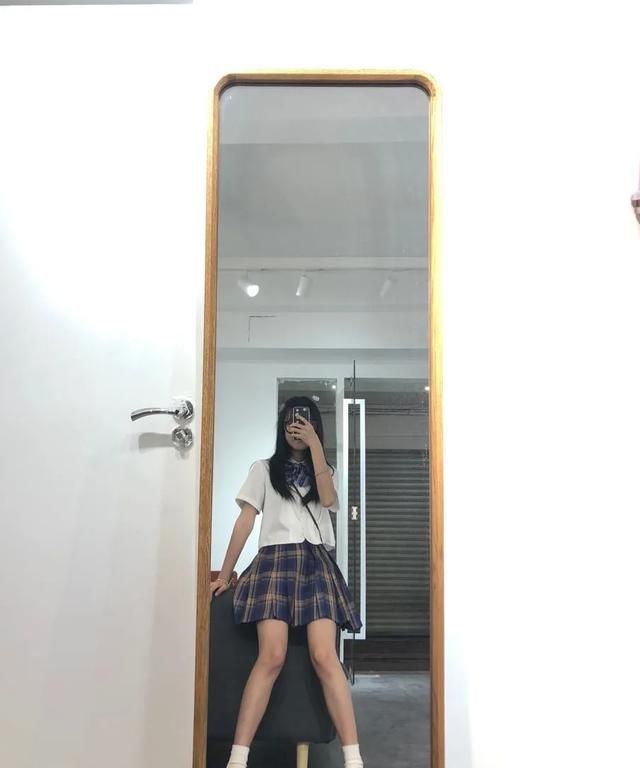 退役魔法少女对镜拍大长腿分队没有什么瘦腿方法,天生的吃不胖构