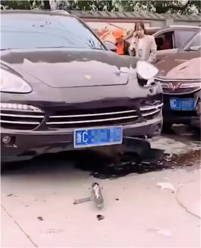 五菱宏光撞上保时捷,车损差距让人意外:不愧是"神车"