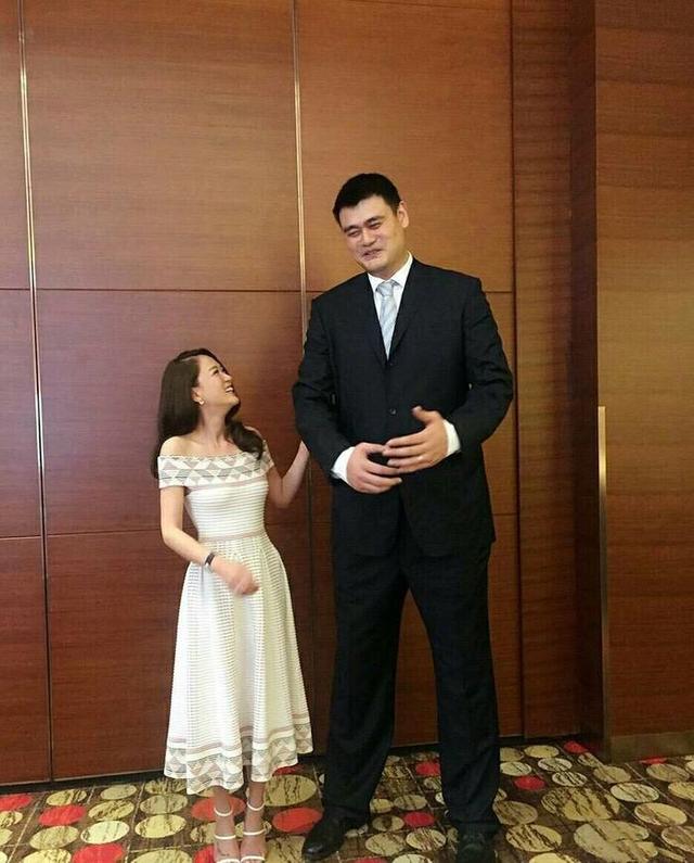 姚明带女儿逛颐和园被偶遇,10岁的姚沁蕾身高接近170cm