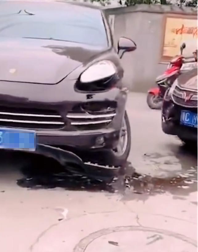 五菱宏光撞上保时捷,车损差距让人意外:不愧是"神车"