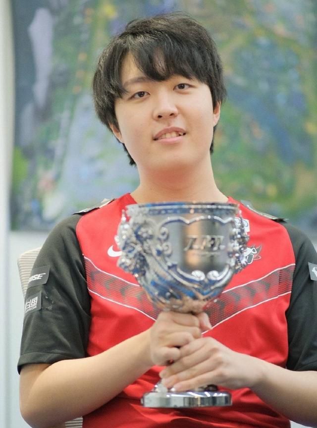 jdg夺冠后为何不采访韩援,主持人无奈回应:导播在催