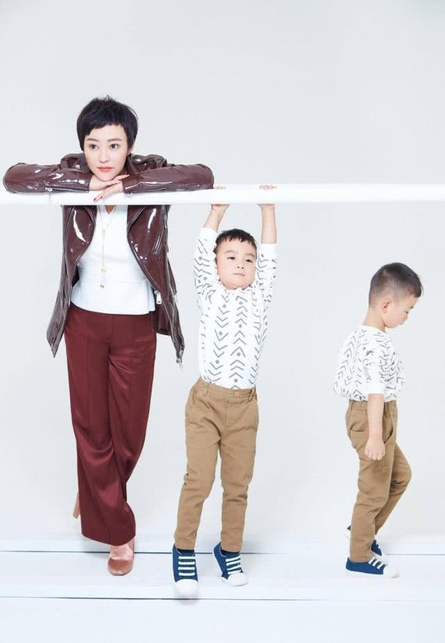 郝蕾带双胞胎儿子拍写真,两娃帅气颜值超高,虽离婚有萌宝不孤单