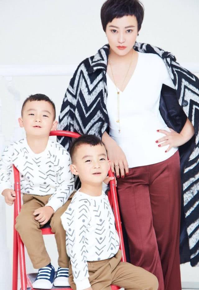 郝蕾带双胞胎儿子拍写真,两娃帅气颜值超高,虽离婚有萌宝不孤单
