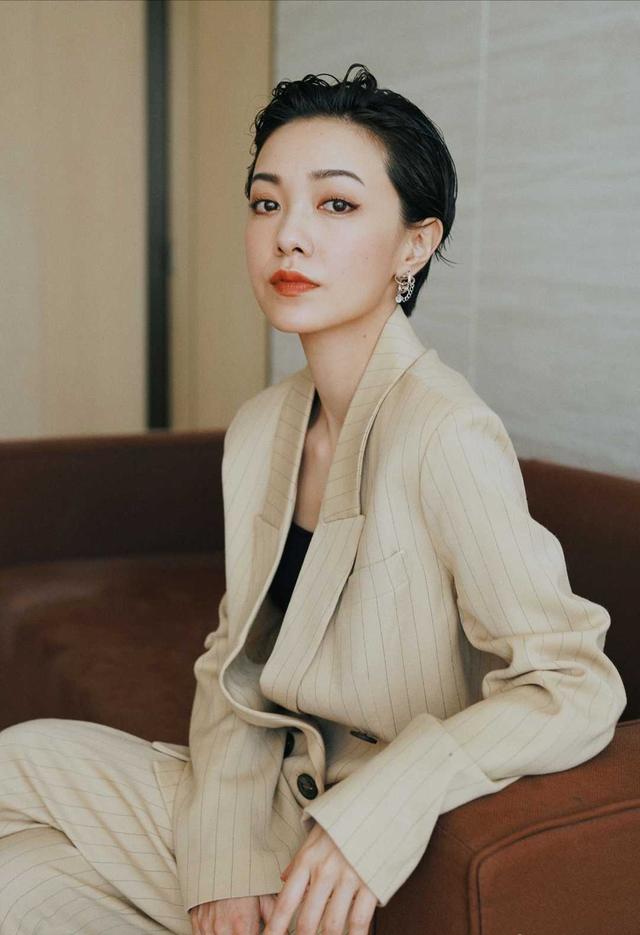 郭采洁又把自己穿成了礼物波点一字肩连衣短裙个性又时髦