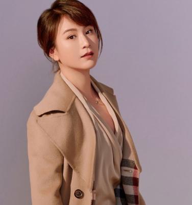 《宝莲灯》四公主洛葳 ,造型有点杀马特,染回黑发后成干练女神