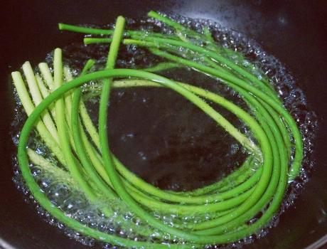 铁是鸡蛋的2倍,钙是猪肉的3倍,我遇到从不手软,鲜嫩脆爽营养好|蒜苔