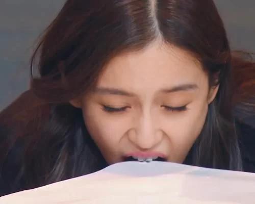 baby抛弃偶像包袱啃桌子,当她张嘴的那一刻,女明星的倔强