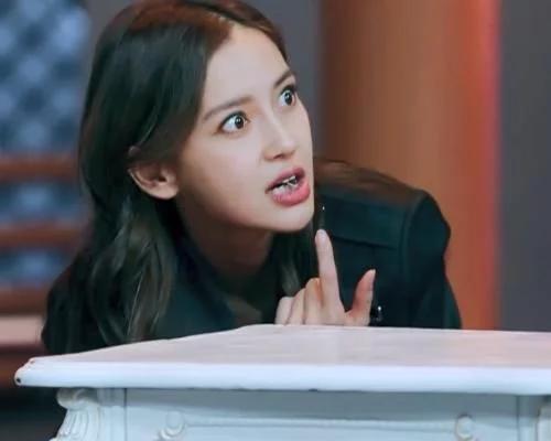 baby抛弃偶像包袱啃桌子,当她张嘴的那一刻,女明星的倔强