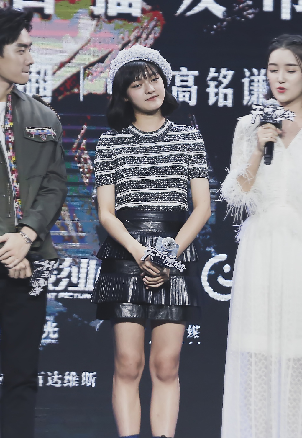 16岁文淇瘦出"漫画腿",穿牛仔装配空气刘海,少女活力太迷人